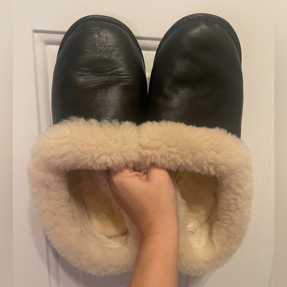 100% Shearling Men’s Black and Cream Chalet Slippers